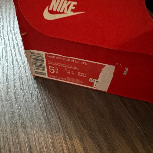 Nike Air Max Plus GS Metallic Silver Speed Yellow Size 5.5Y - Picture 2 of 12